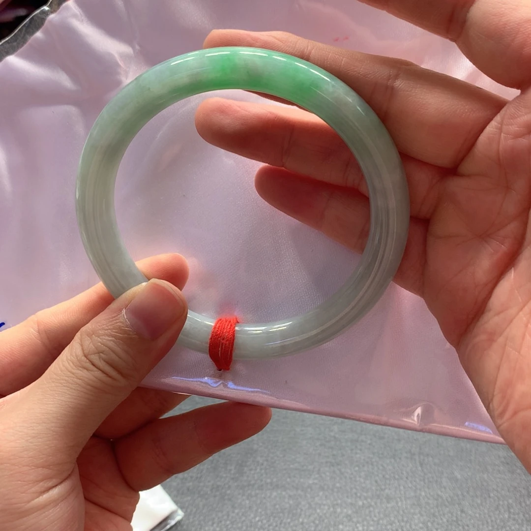 翡翠手镯未镶嵌翡翠