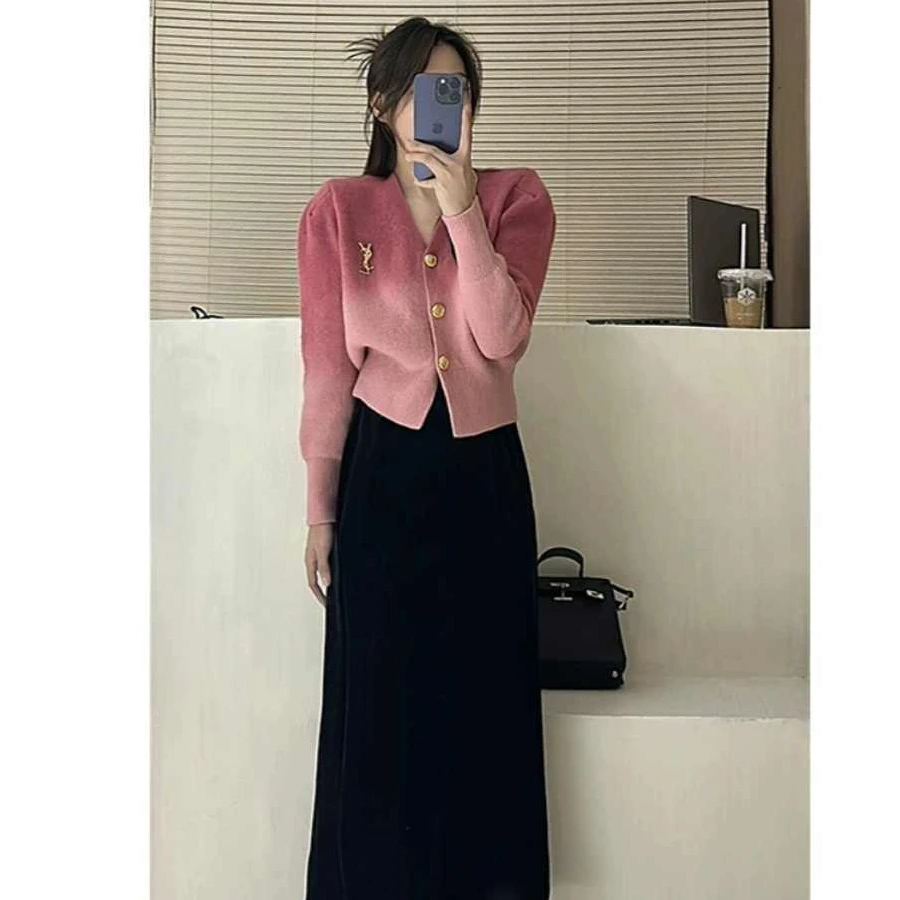 渐变粉色V领毛衣外套女秋冬新款今年流行漂亮上衣小香风针织开衫