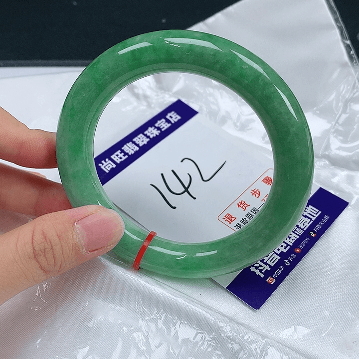 翡翠手镯未镶嵌翡翠12
