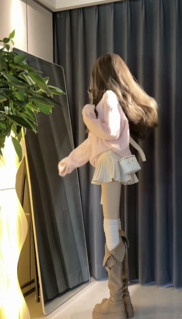 软糯蝴蝶 2024秋冬设计感拼接宽松慵懒风露肩毛衣+百褶短裙两件套