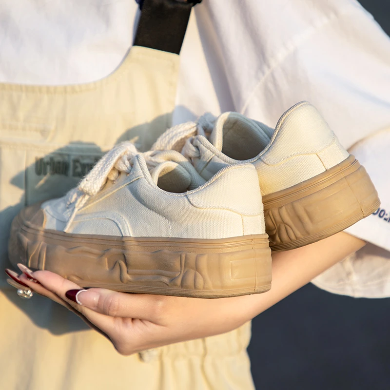 鮀品透气小白鞋2025秋冬透气休闲百搭时尚配裙子厚底低帮帆布鞋