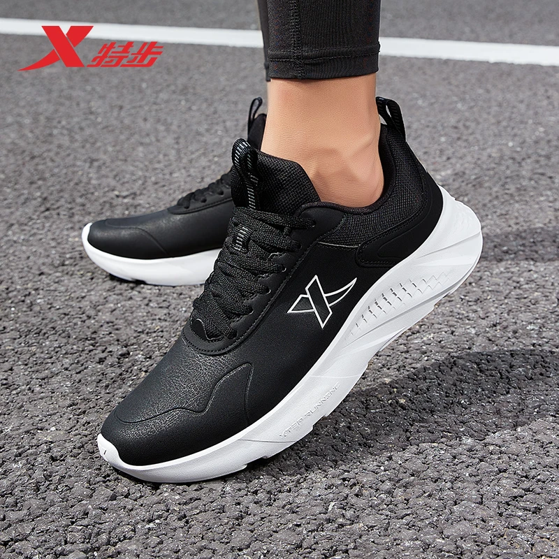 特步皮面男跑鞋秋季新款防滑黑色软底减震跑步鞋子防水轻便运动鞋