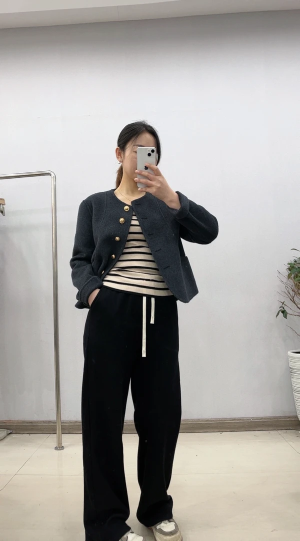 虞美人推荐～两色短款小香外套（只调不退）