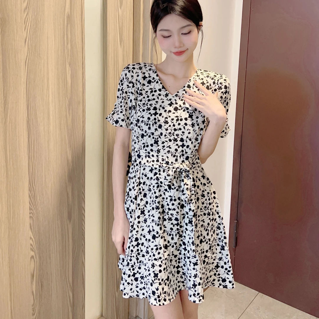 碎花连衣裙女夏季高档裙子收腰气质法式a字裙v领小个子洋气时尚