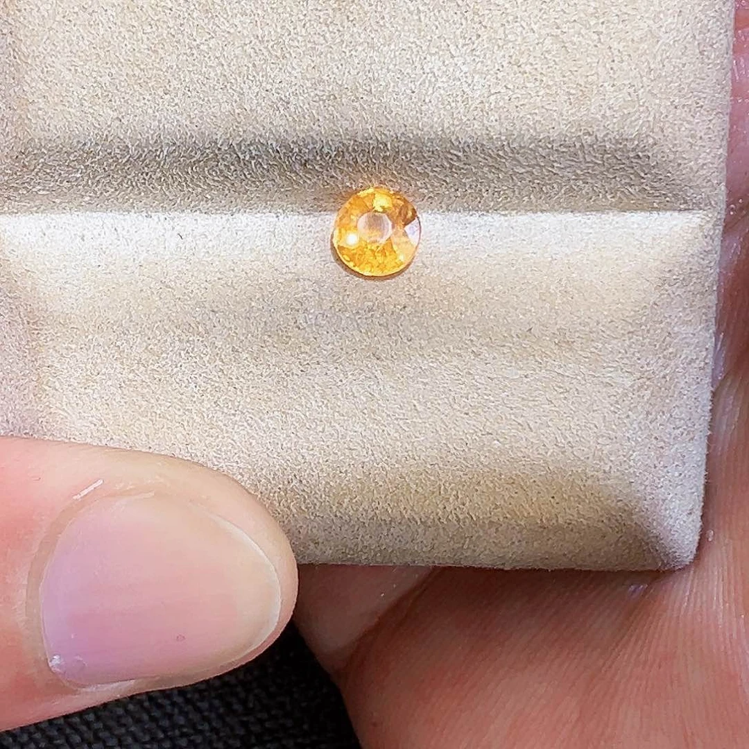 石榴石裸石未镶嵌0.69ct天然芬达石（石榴石）