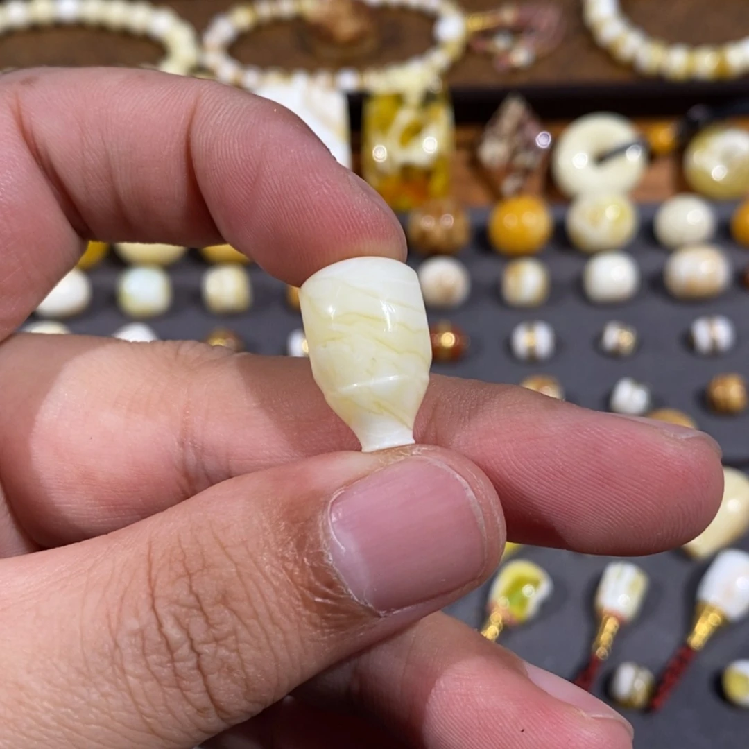 【闪购商品】琥珀裸石未镶嵌咸*