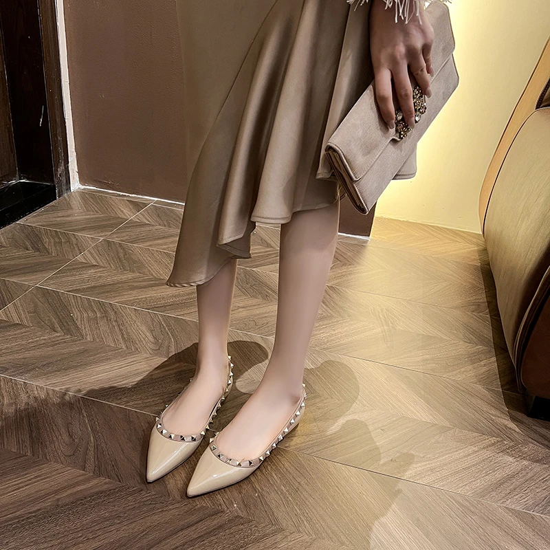 粗跟平底~秋季2024经典款百搭铆钉鞋浅口尖头平底单鞋 气质跟鞋