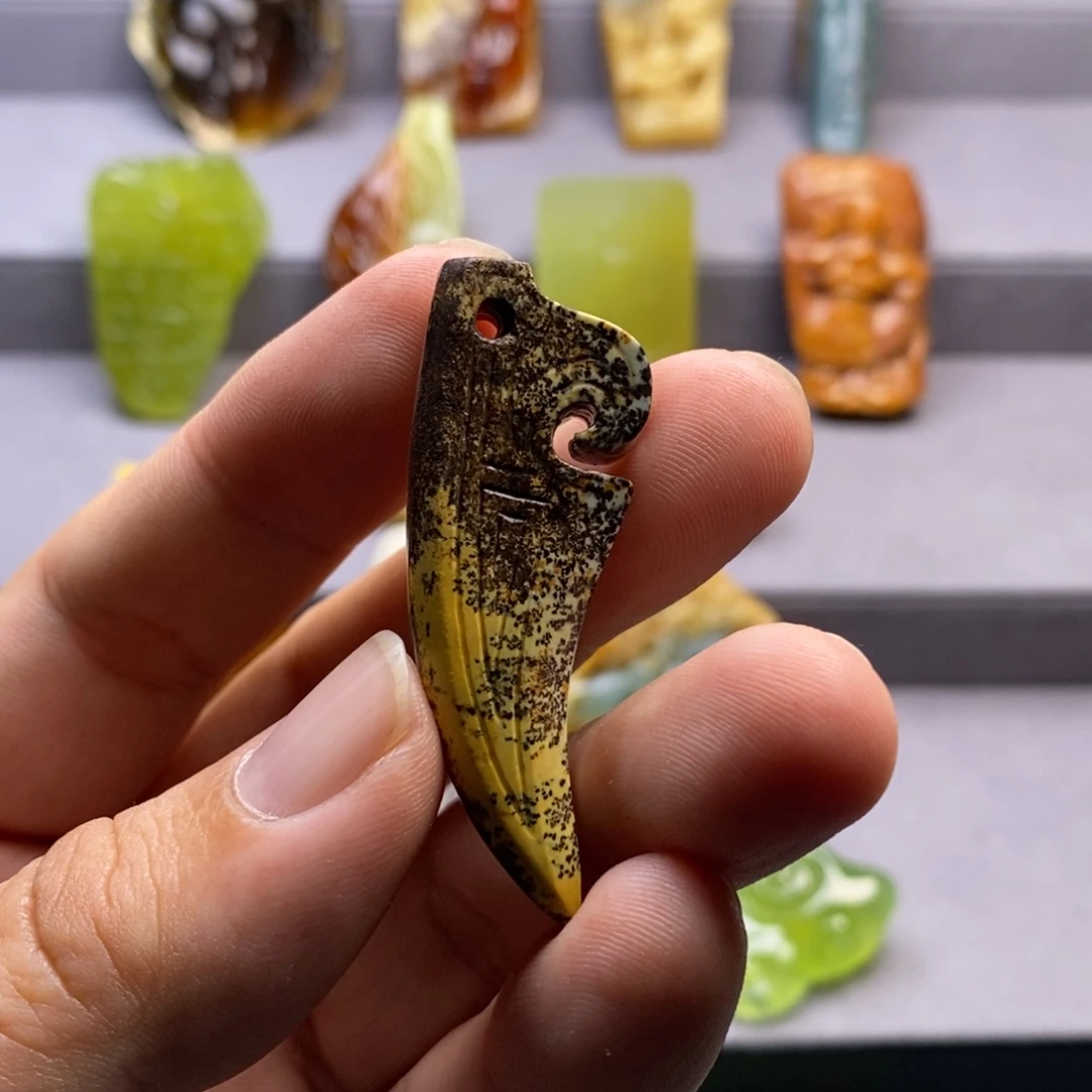 岫岩河磨玉（透闪石质玉）挂件未镶嵌陈****)