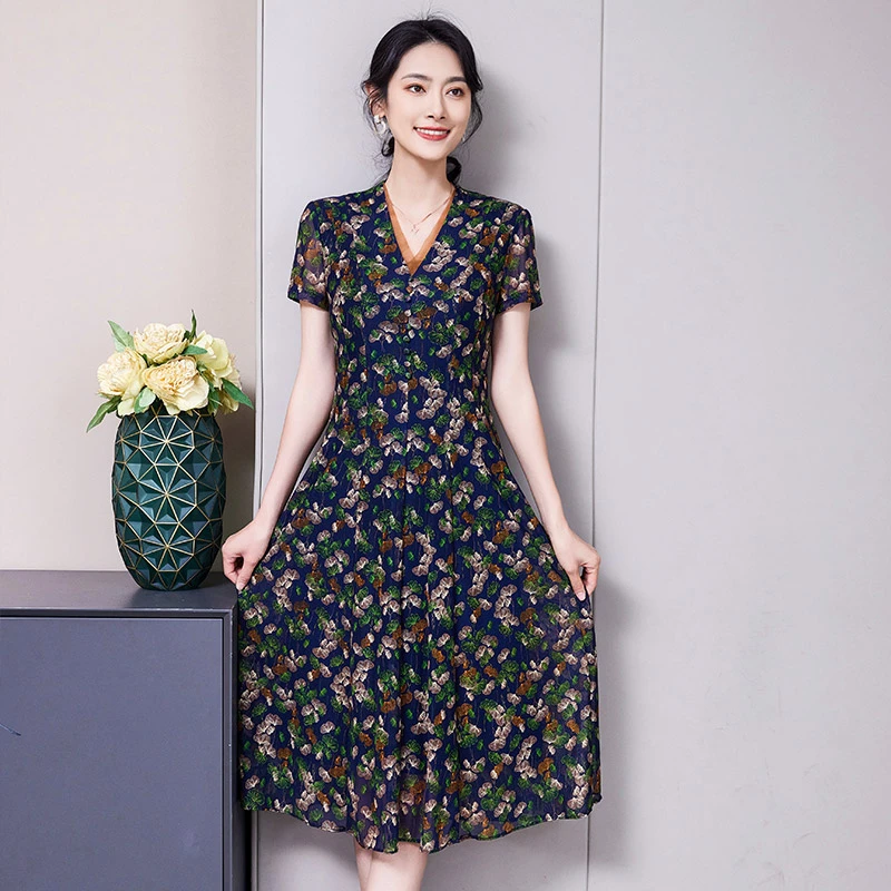 2025夏装新款V领显瘦中老年气质妈妈装连衣裙大码碎花裙子40-60岁