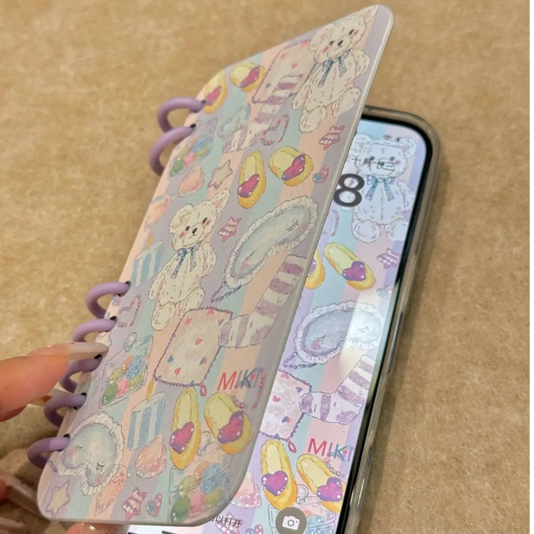 可爱彩色条纹小熊笔记本翻盖适用苹果16pro手机壳15pro创意14新13