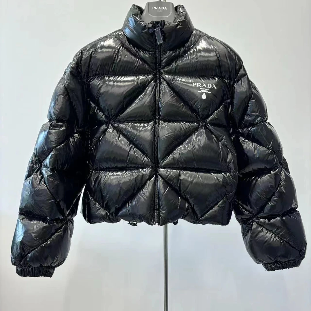 Prada徽标刺绣标志绗缝亮面立领羽绒夹克/正品保障