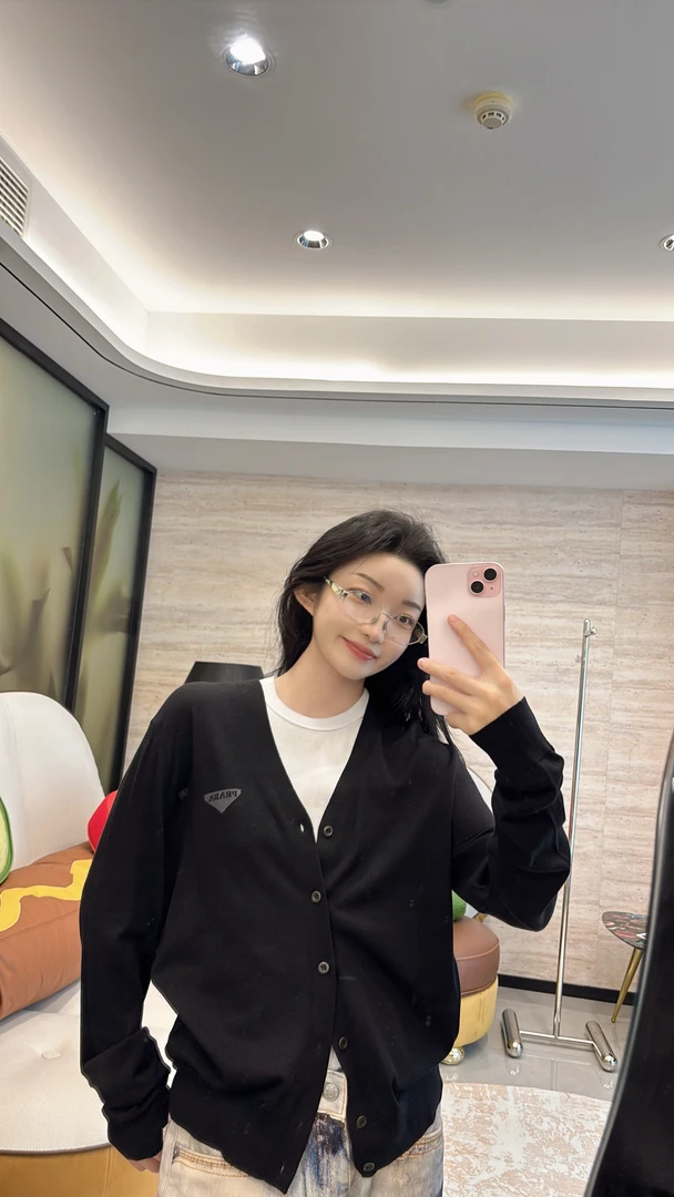 Prada  胸前Prada标志针织开衫/正品保障/假一赔四