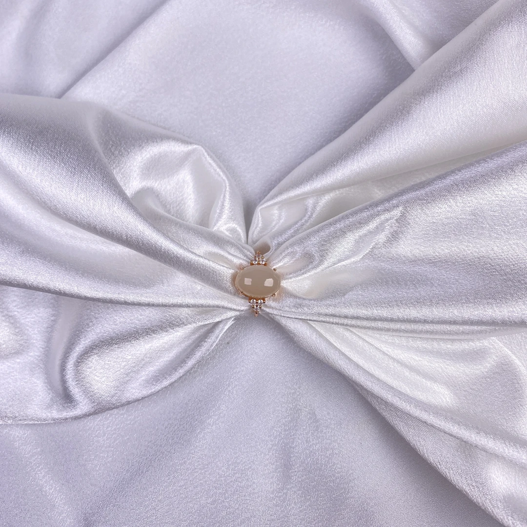 天然和田玉浓藕粉镶925银戒指（可调节）设计简约大方，温柔可人