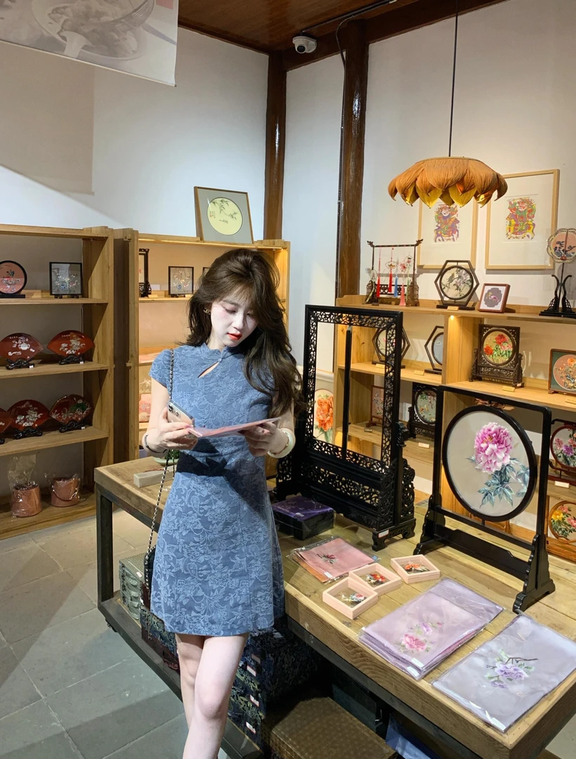 小众夏季新中式复古暗纹提花收腰气质设计感显瘦中长款时尚连衣裙
