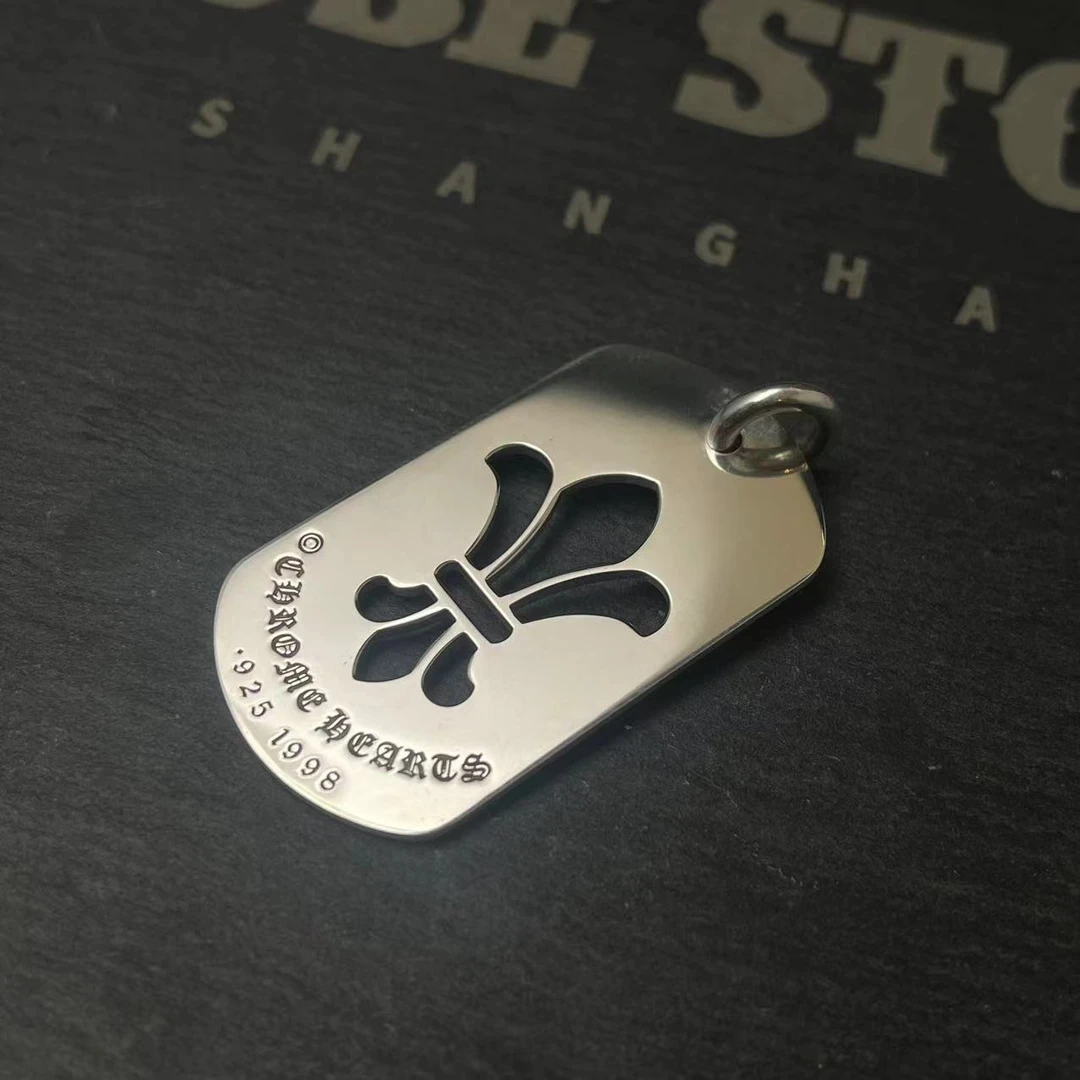 CHROME HEARTS 镂空军花军牌大 吊坠