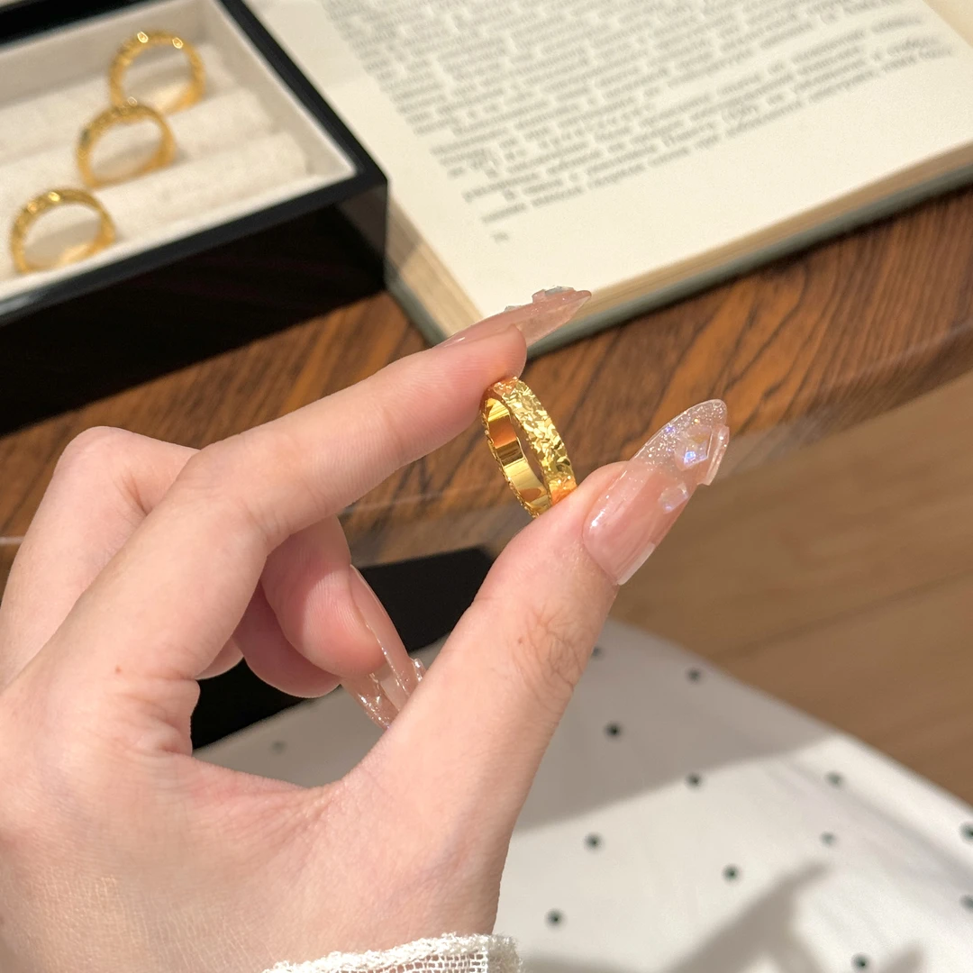 铜合金戒指 车花锤纹高闪碎碎冰三面细版戒指 J036