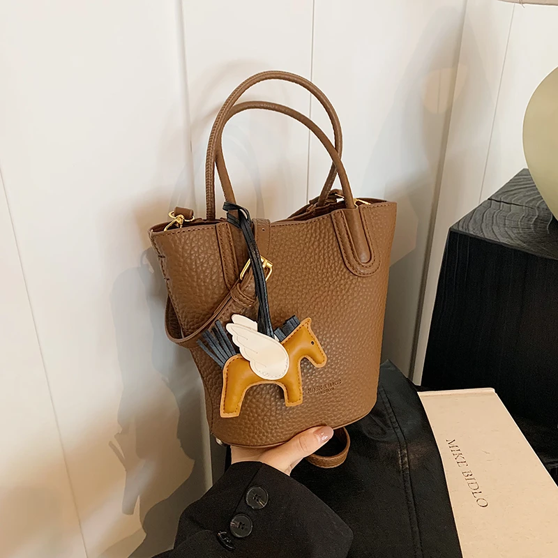 质感2024夏季新款小众软皮托特包女菜篮子水桶包手提单肩斜挎包包