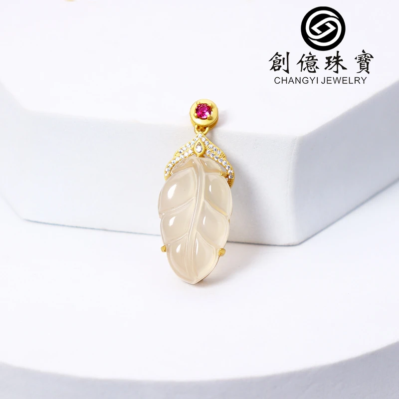 玉髓精美镶嵌满钻金枝玉叶挂坠 时尚气质精致百搭白色吊坠珠寶