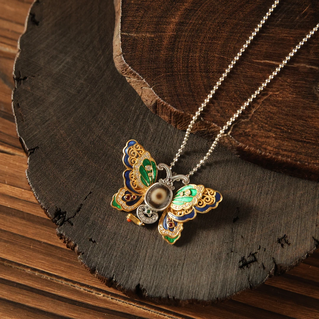 壹加林妹妹 | 玛瑙一眼银镶蝴蝶竖款吊坠