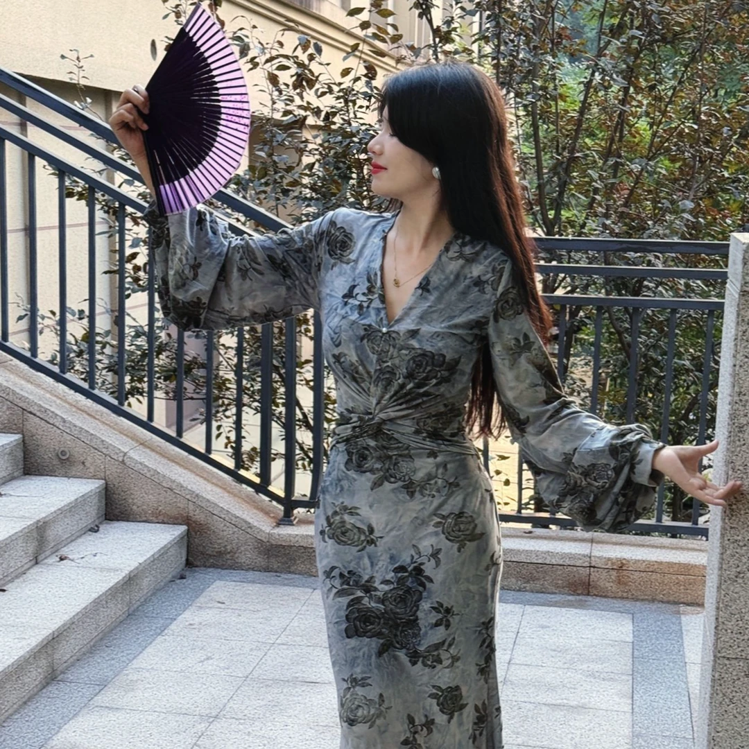 画报夫人原创自制植绒烧花V领交叉连衣裙  灰蓝玫瑰