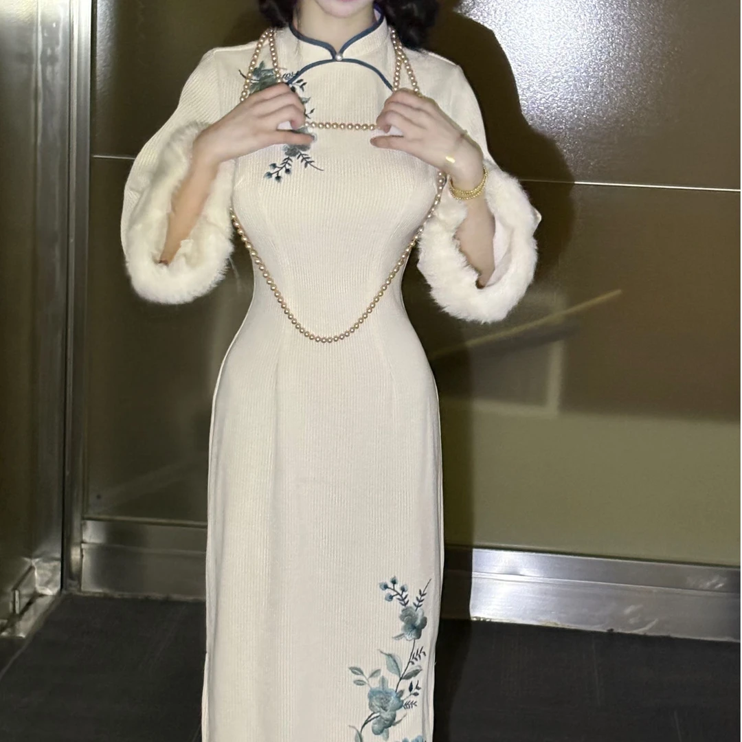 LHMknk1画报夫人原创自制高级刺绣秋冬厚款浅色温柔旗袍 白兰春