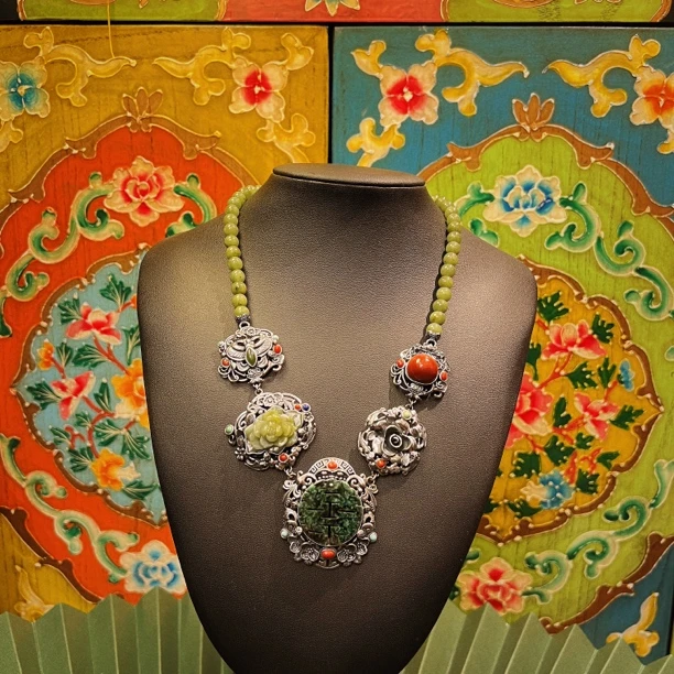 喜牌花翡翠毛项链