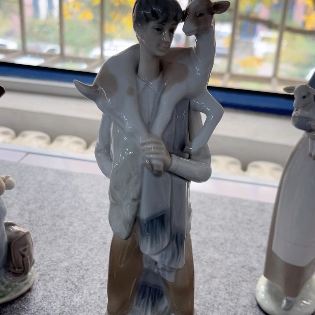 摆件雅致中古瓷偶摆件