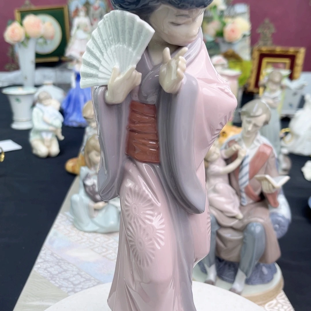 摆件雅致中古瓷偶摆件………………