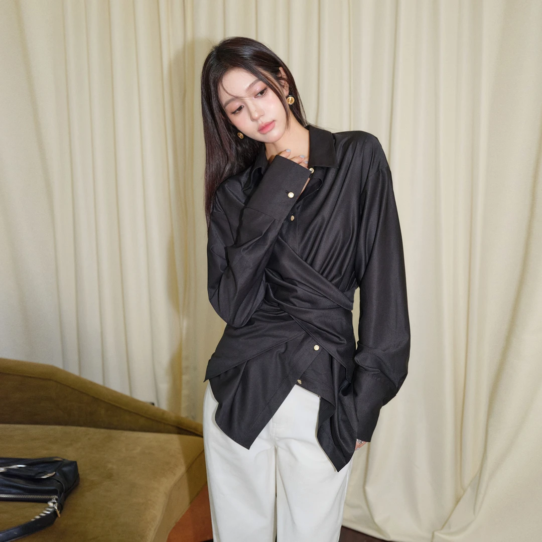 【粉丝团六折】Three Quarters24AW黑色缎感不规则门襟收腰衬衫6084