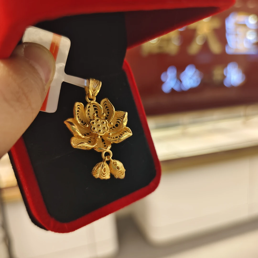 《三狼》足金9999莲花款纯金吊坠基地过检一物一证时尚精致简约大方