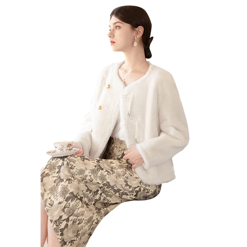 她池2024冬装新款女装慵懒风淑女优雅圆领宽松毛绒外套T44B8155A