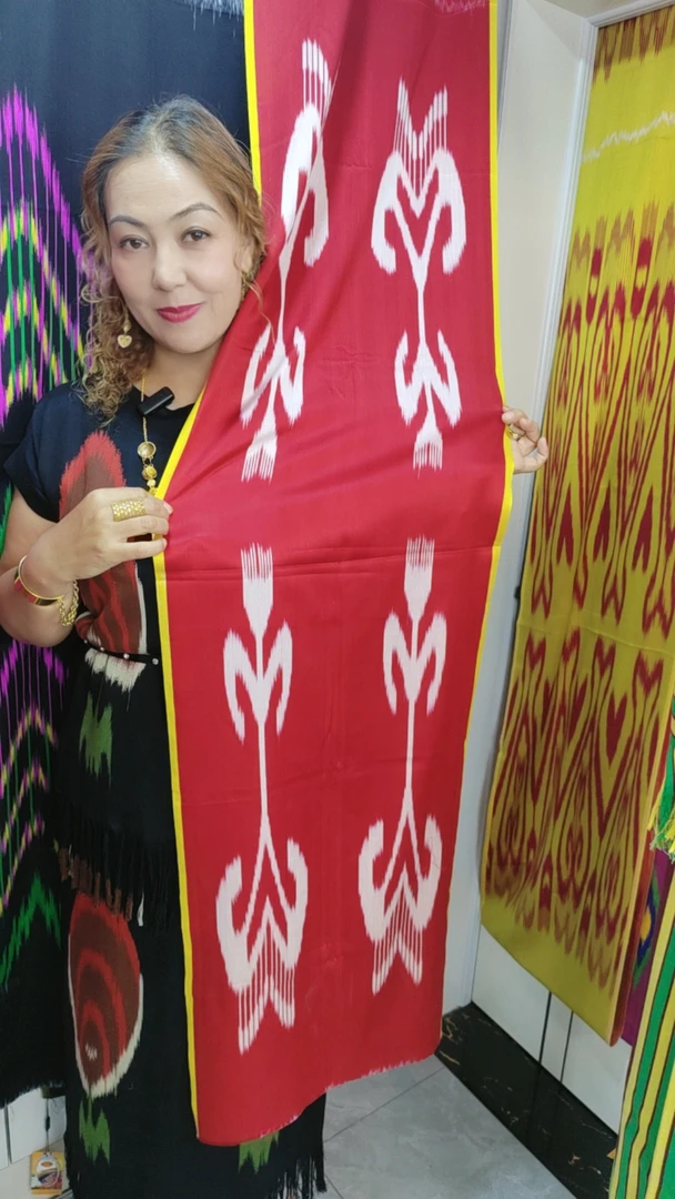 خوتتەننىڭ يېڭى نۇسقۇدىكى يىپەك ئەتلىسى 新款提花艾特莱斯面料