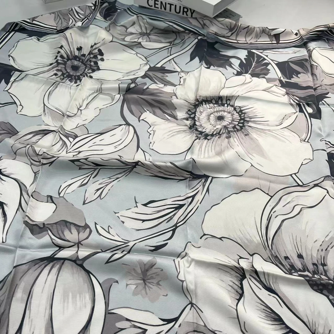 110意罗绸方巾-渐层白花