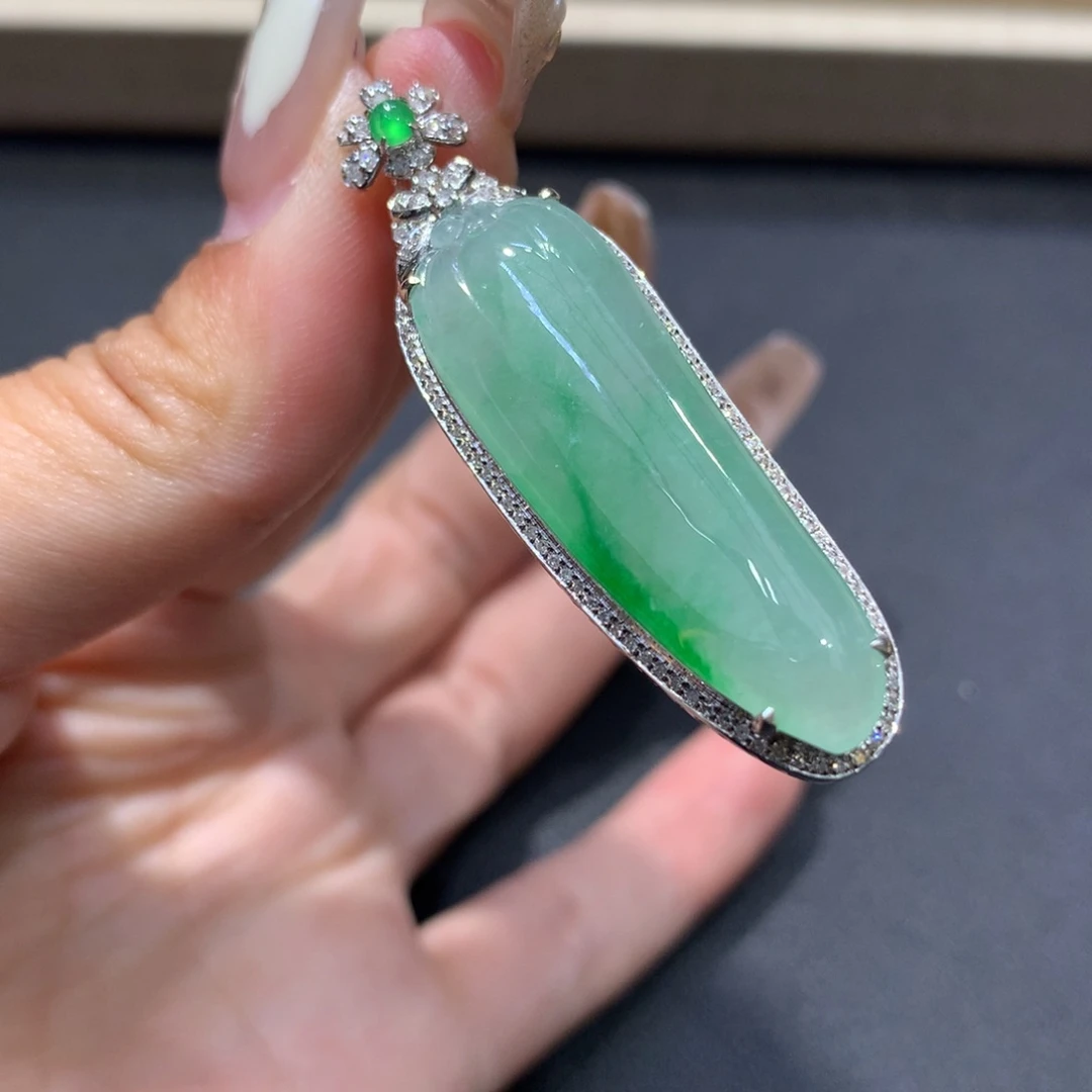 翡翠颈饰18K金镶嵌绿福瓜