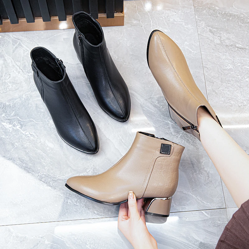 欧卡汇秋冬季软底软面中老年粗跟复古女士时尚百搭英伦风靴子9667