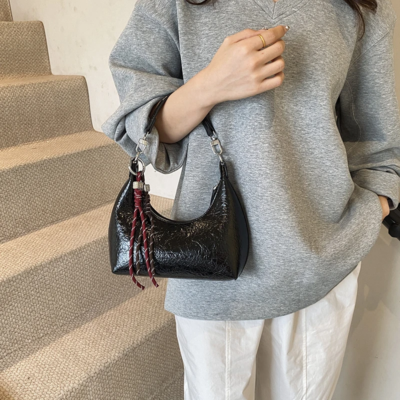 秋冬新款小众腋下包韩系手提包斜挎包复古通勤肩包月牙饺子包2671