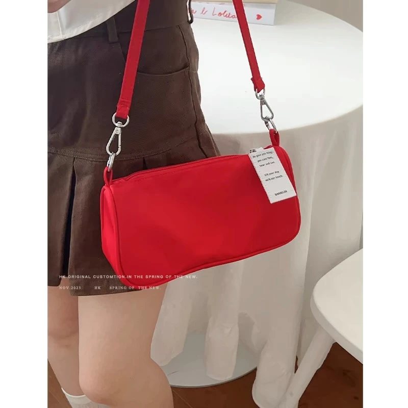 韩版少女简约尼龙斜挎包2025新款小众设计通勤腋下包时尚百搭包包