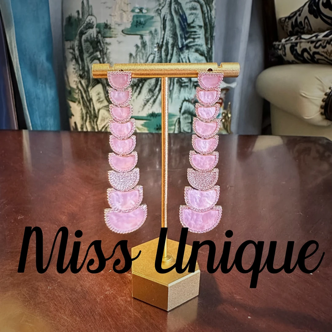 E8169月牙形粉贝贝耳环