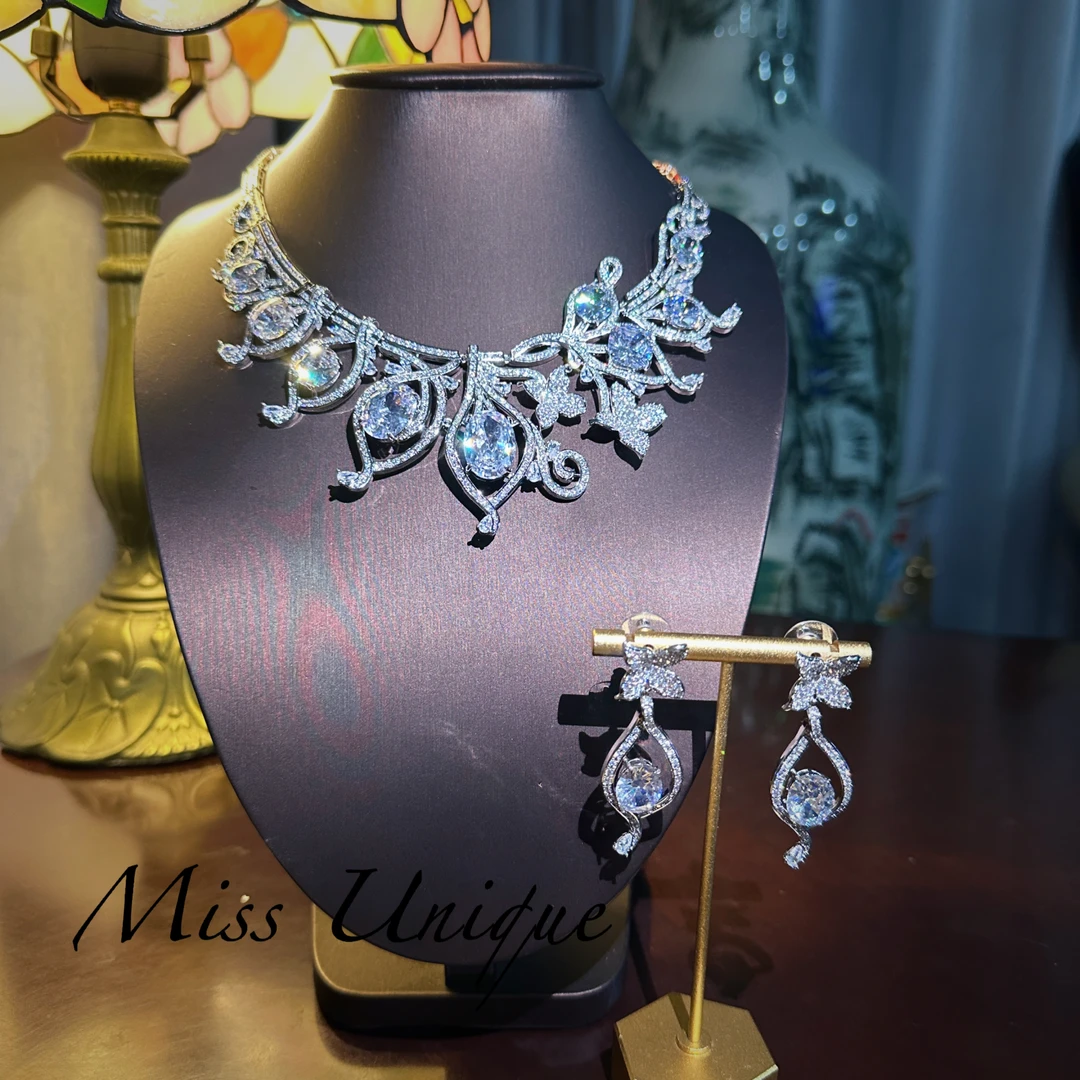 E8475展品白色果实项链套装