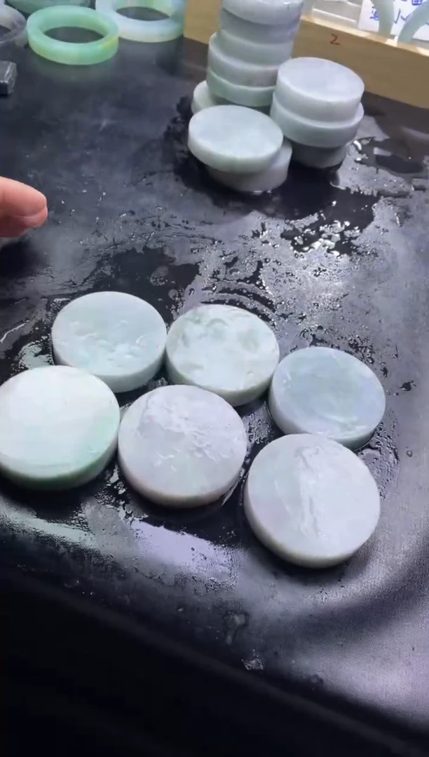【闪购商品】翡翠挂件未镶嵌镯心