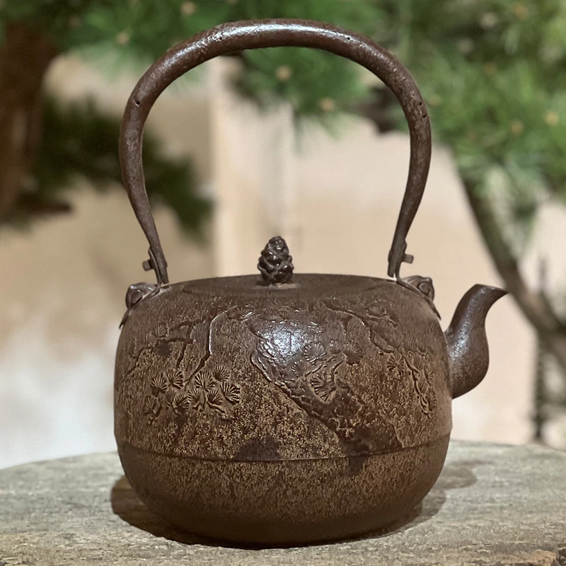 铃木堂忠兵卫松树纹寸筒肩付型铁瓶