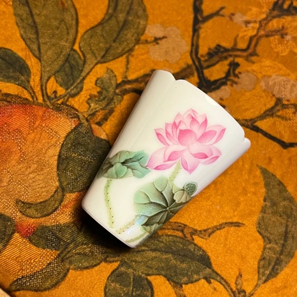 景德镇白泽手绘宝石红荷花闻香杯好运连连