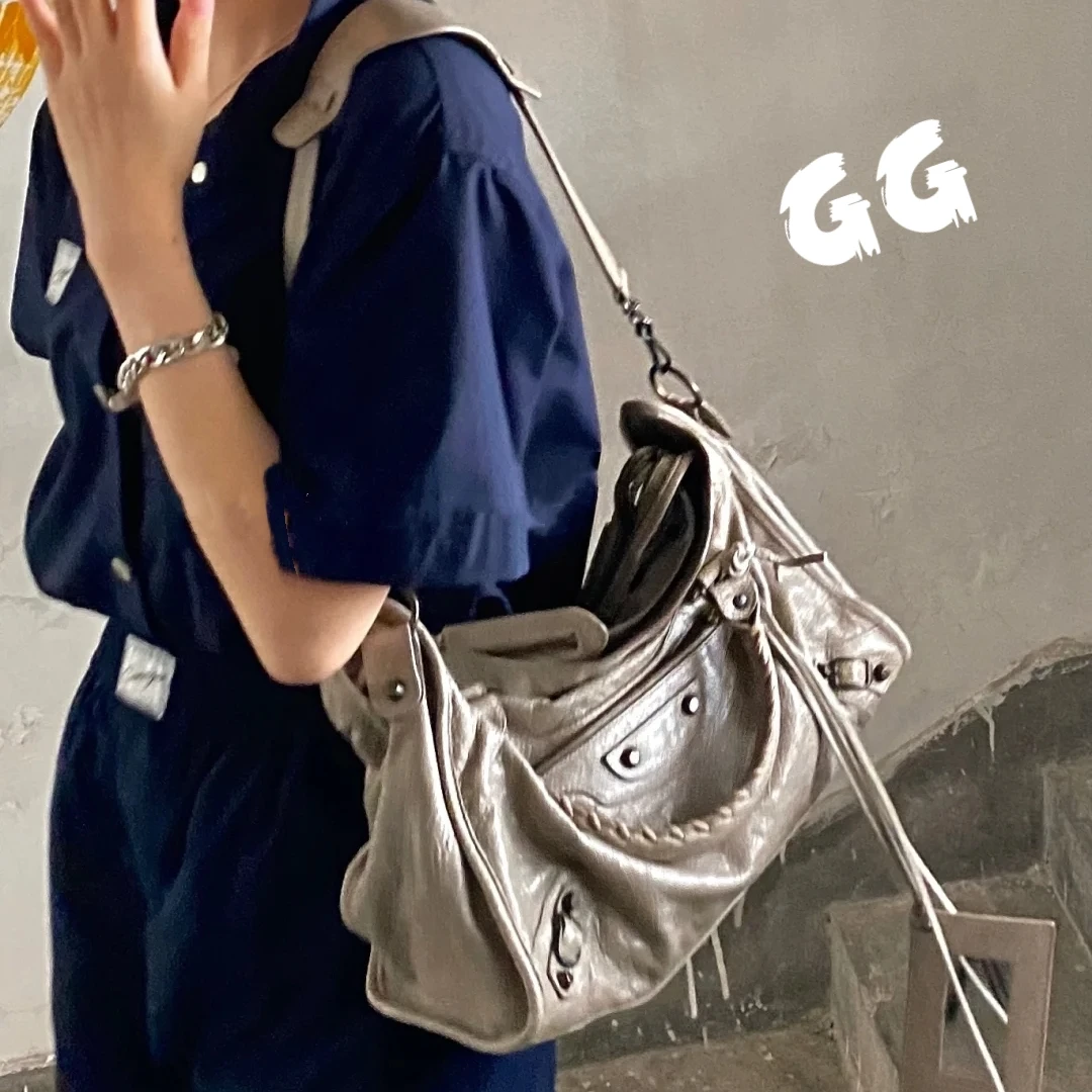 95新 Balenciaga/巴黎世家 巴黎世家水泥灰中号机车包/GG/7187410