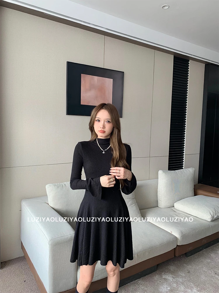 鹿子瑶利斯顿少女 黑色高级半高领收腰显瘦喇叭袖针织连衣裙