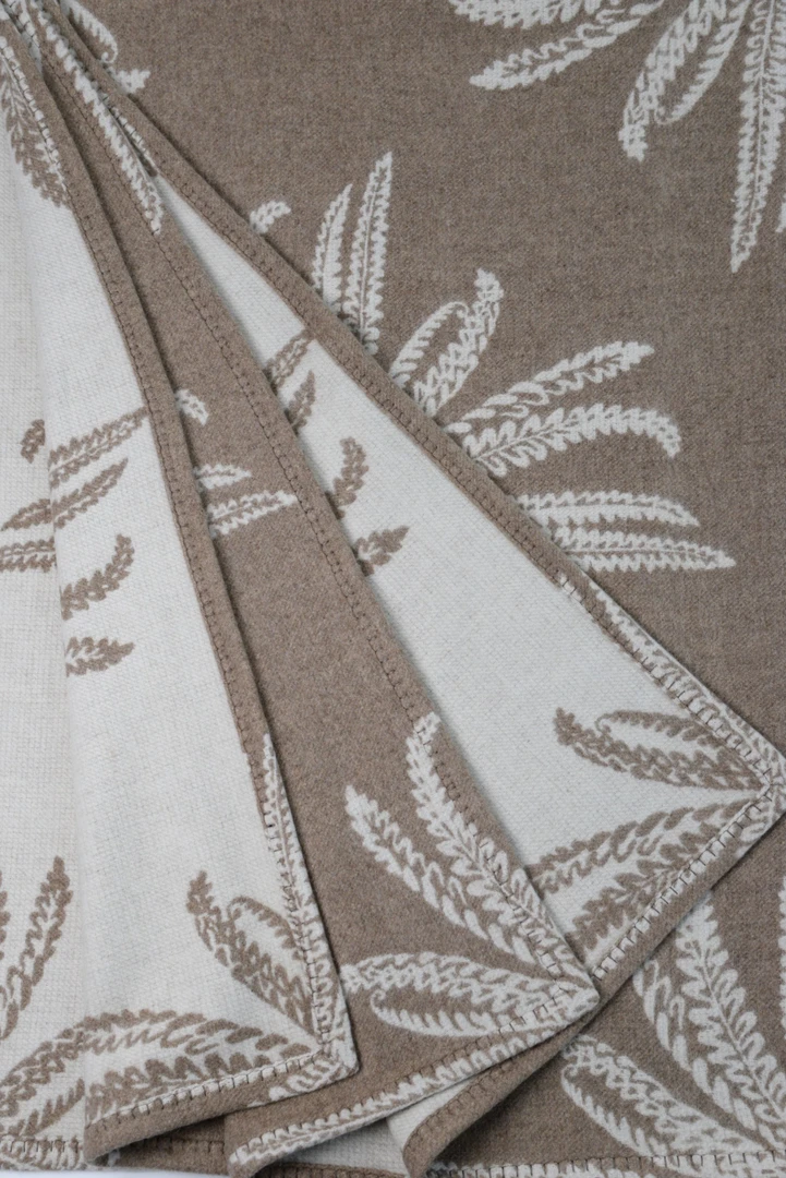 秋冬季新款羊毛斗篷披肩大披毯毛毯120x180cm