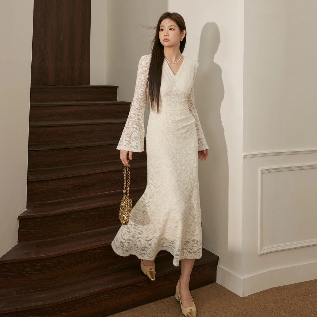 蓝语大码胖mm气质优雅v领蕾丝连衣裙2024秋冬季收腰显瘦打底长裙