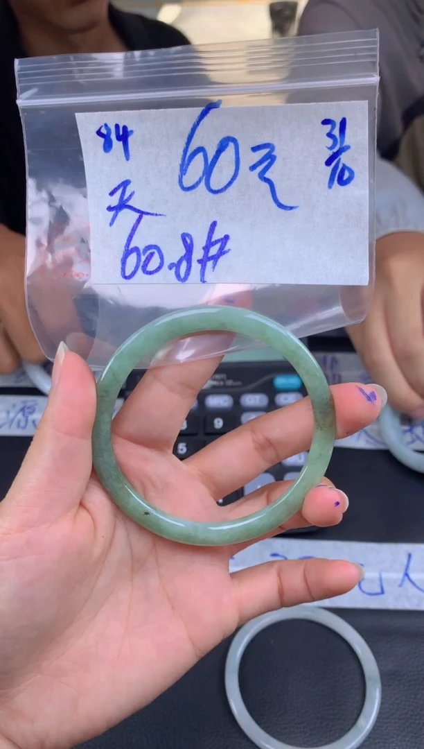 【闪购商品】翡翠手镯未镶嵌84翡翠手镯下单联系小耳机拍一发一