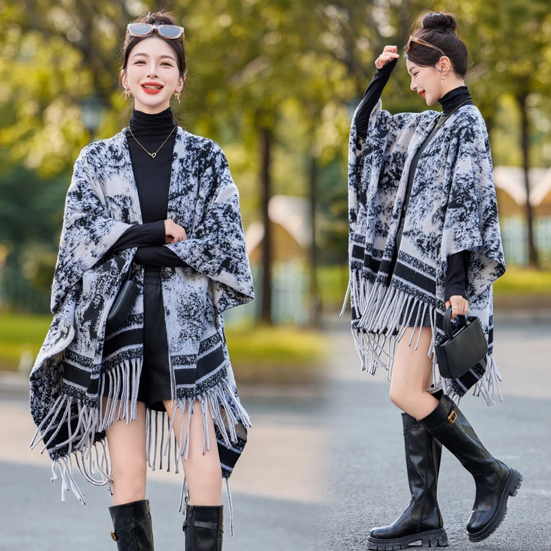 复古水墨画花纹披肩2024秋冬新款高级感流苏围巾百搭加厚保暖上衣