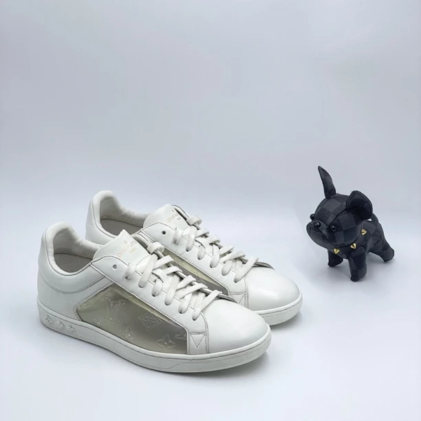 99新 LouisVuitton/路易威登 白色渐变镭射浮雕压花时尚板 多尺码