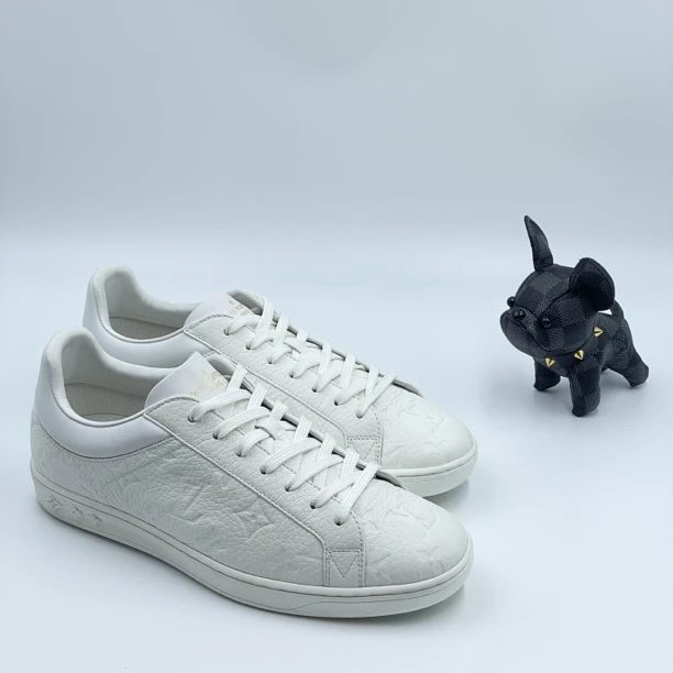 99新 LouisVuitton/路易威登 白色老花满印压纹时尚板鞋 多尺码